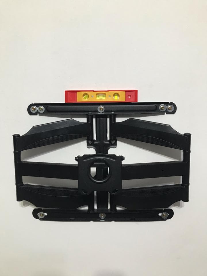 這張照片是電視壁掛架,由黑色金屬製成,有可調角度和水平儀,方便安裝電視。