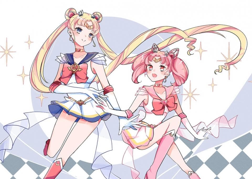 這張照片是兩個穿著水手服的女孩,她們是美少女戰士的兩個角色:月野兔和水野亞美。她們手牽手,看起來很友好,這是一幅很有愛的圖畫。