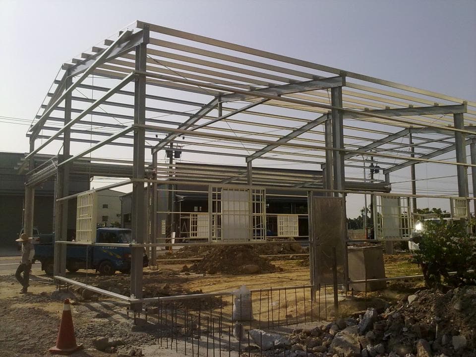 1) 這是一張鋼架結構建築的照片,照片中可以看到鋼架結構的框架、牆壁和屋頂
