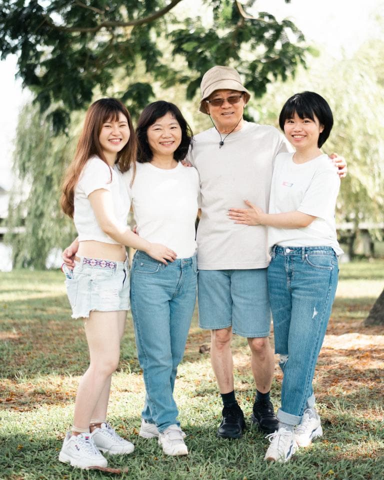 這張照片是一個家庭在公園裡散步,照片中他們露出燦爛的笑容,展現出他們彼此之間的愛與關懷。