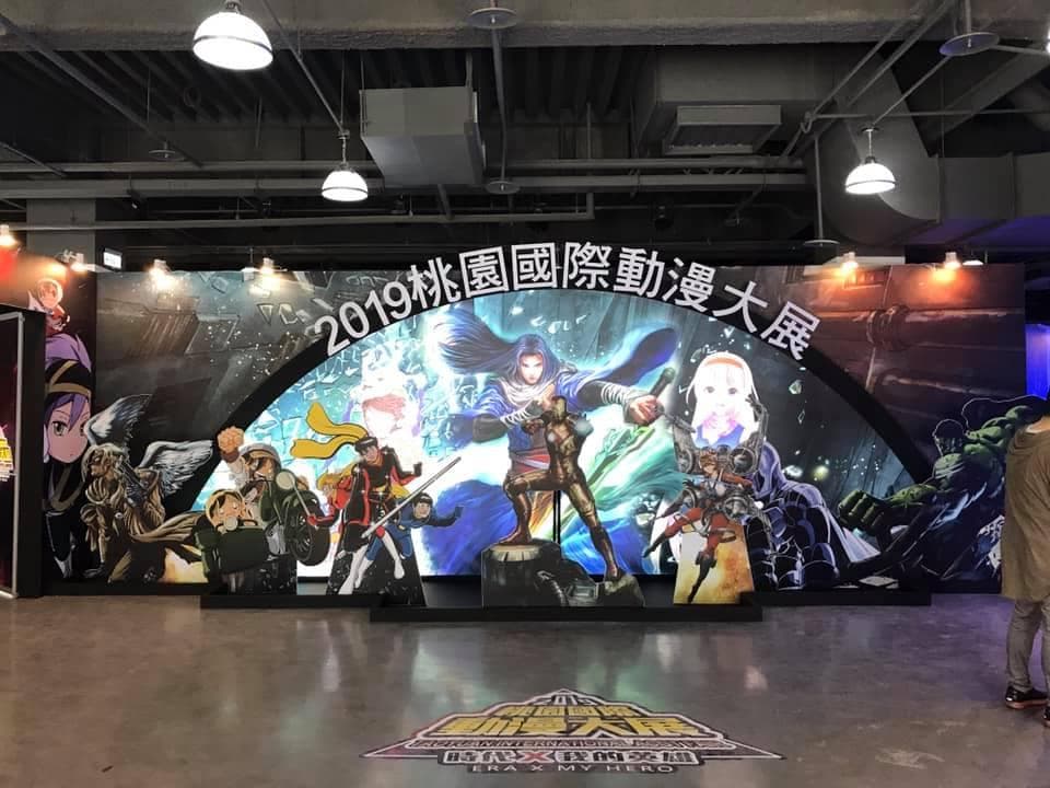 這張「2019 臺北國際電競大展」的照片是展覽現場,可以看到許多電競人物的看板,還有現場的佈置和裝飾。