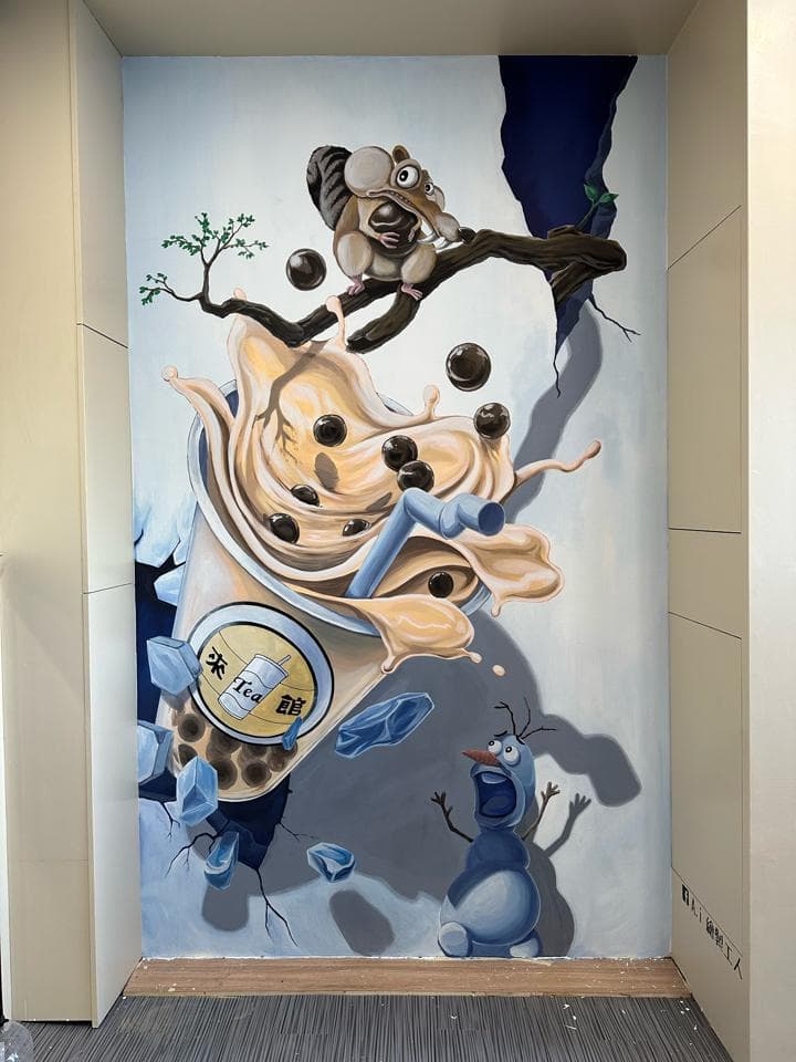 這張「牆上繪畫」的照片是一杯珍珠奶茶、一隻松鼠和一個雪人。