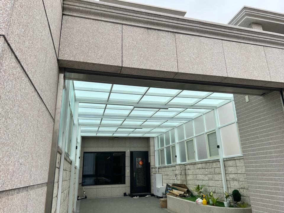 這張「現代建築」的照片是一棟有玻璃屋頂的房子。