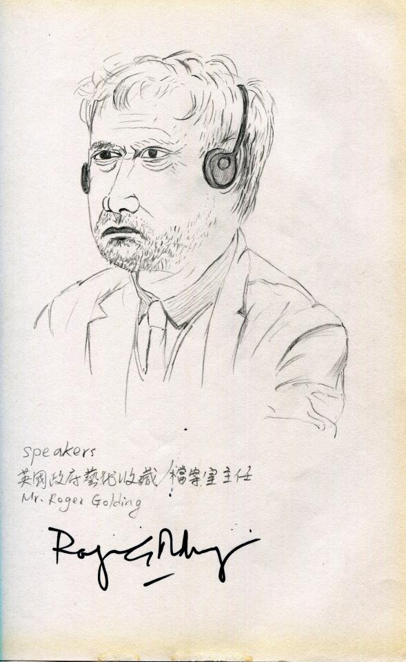 1) 照片是一張用鉛筆繪製的肖像畫,畫像中是一位戴著耳機的男性,他穿著西裝,正面看著畫家,並在畫像下方簽上了他的名字