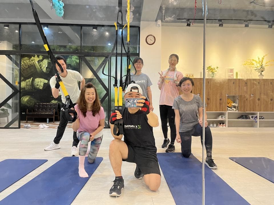 這張照片是關於懸吊式訓練的。懸吊式訓練可以增強核心力量、改善平衡和協調性,以及提升整體體能。想找懸吊式訓練教練,快上PRO360!