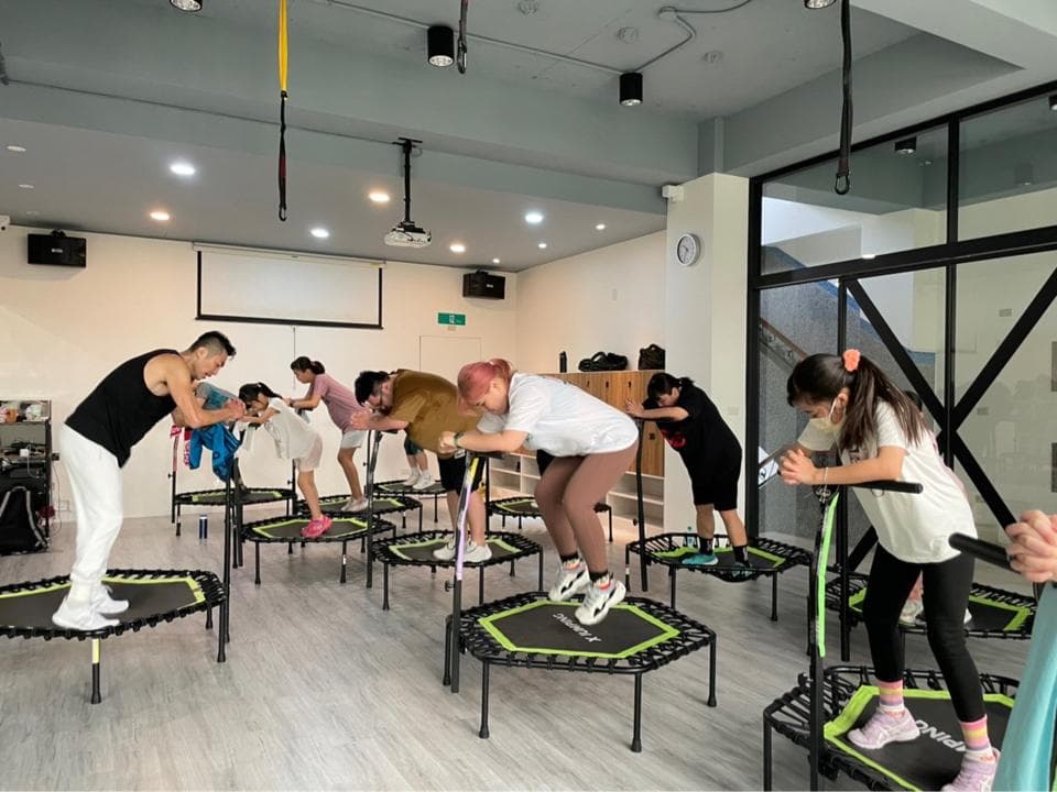 這張圖片是關於彈跳運動的。彈跳運動可以增強心肺功能,促進新陳代謝,燃燒脂肪,提升身體協調性和平衡感。想學習彈跳運動嗎?快到PRO360尋找適合你的教練吧!