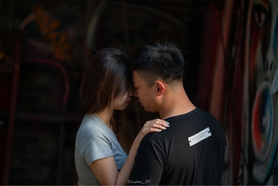 這張照片是一對情侶,他們緊緊依偎在一起,男方輕輕地將手搭在女方肩膀上,女方則將頭靠在男方肩上,他們的表情充滿了愛意和幸福。