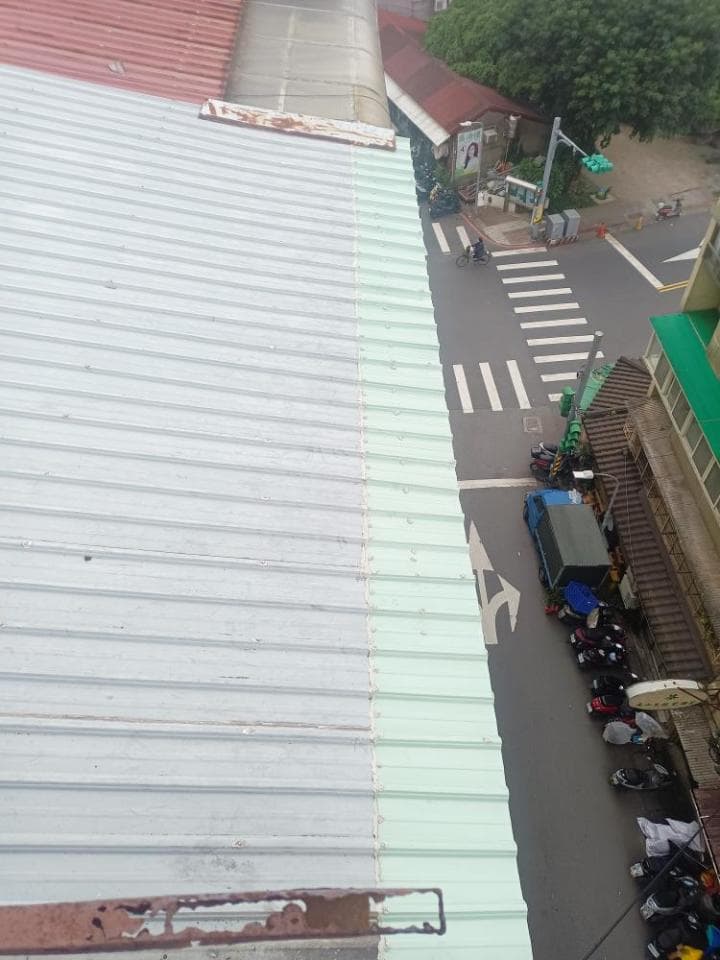 這張「屋頂」的照片是兩片不同顏色的金屬瓦,一邊是淺灰色,一邊是淺綠色。