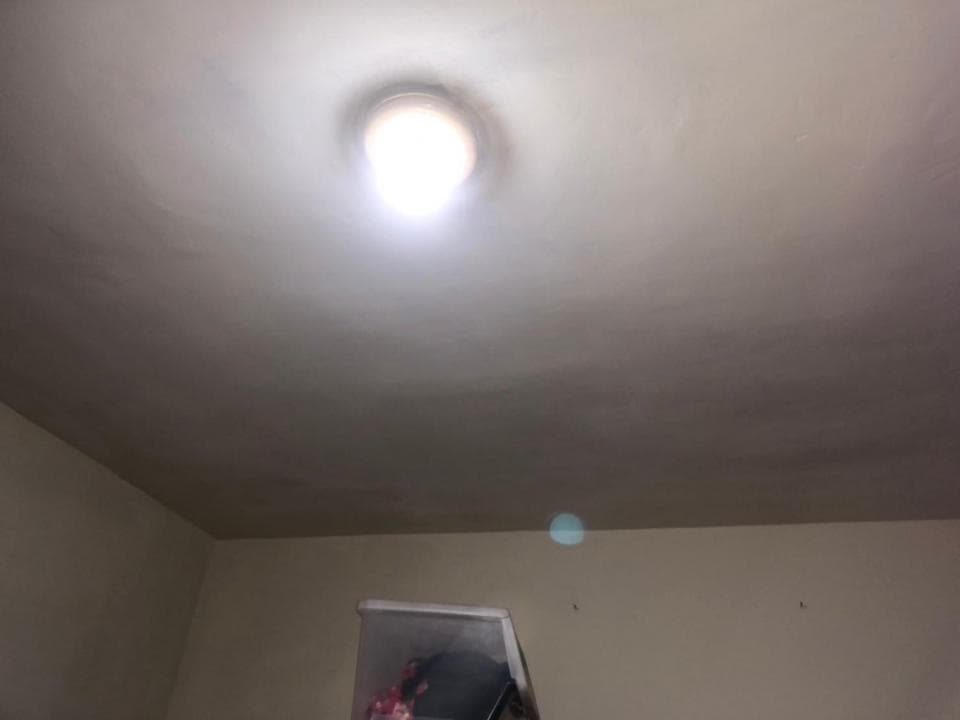 1. 照片顯示一個房間的天花板,天花板上有一個燈泡