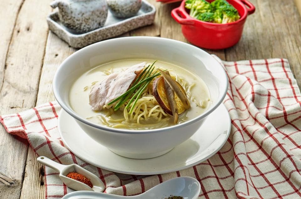 這張「碗麵」的照片是一碗日式拉麵,上面有肉片、香菇和蔥,看起來非常美味。