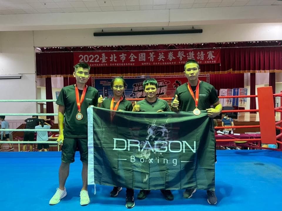 這是一張拳擊比賽的照片。拳擊是一種可以增強體能、耐力和協調性的運動,也能提高自信和意志力。想要學習拳擊嗎?快上PRO360尋找適合你的拳擊教練吧!