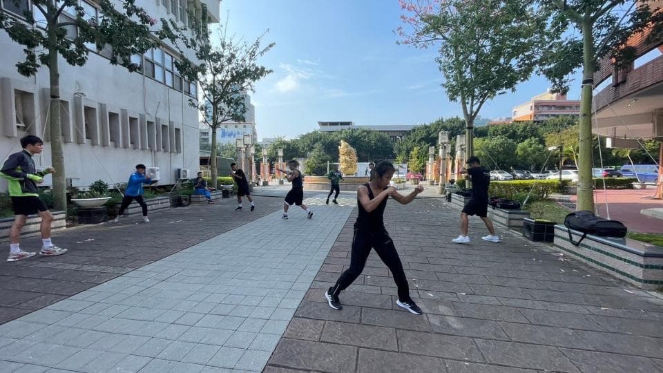 這是一張拳擊訓練的照片。拳擊可以鍛鍊身體、增強心肺功能、提升敏捷度和協調性,並有助於減壓和釋放壓力。想學習拳擊,可以到PRO360尋找專業教練。