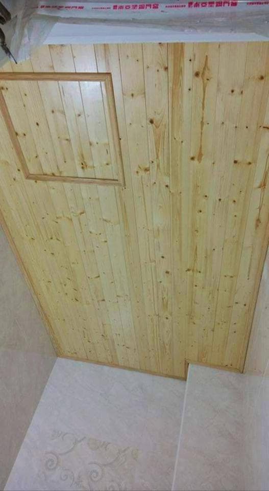 這張照片是一個木質天花板,上面有一扇方形的通風口。