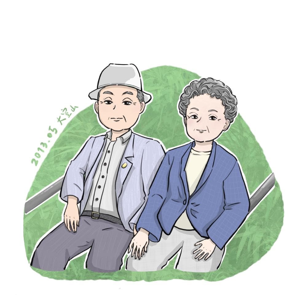 這張照片是一對老年夫婦,他們坐在綠色的草地上,一起微笑著,看起來非常幸福。