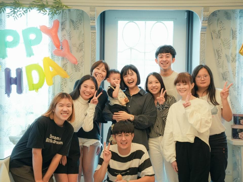 這張照片是一群朋友在慶祝生日,照片中最重要的是生日蛋糕,上面插著蠟燭,代表著他們正在慶祝一個特別的日子。