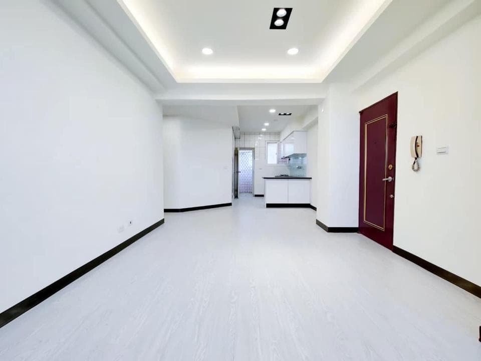 這張照片是一個簡約的客廳,最重要的是房間的乾淨整潔,牆壁和地板都非常明亮,沒有任何雜物。