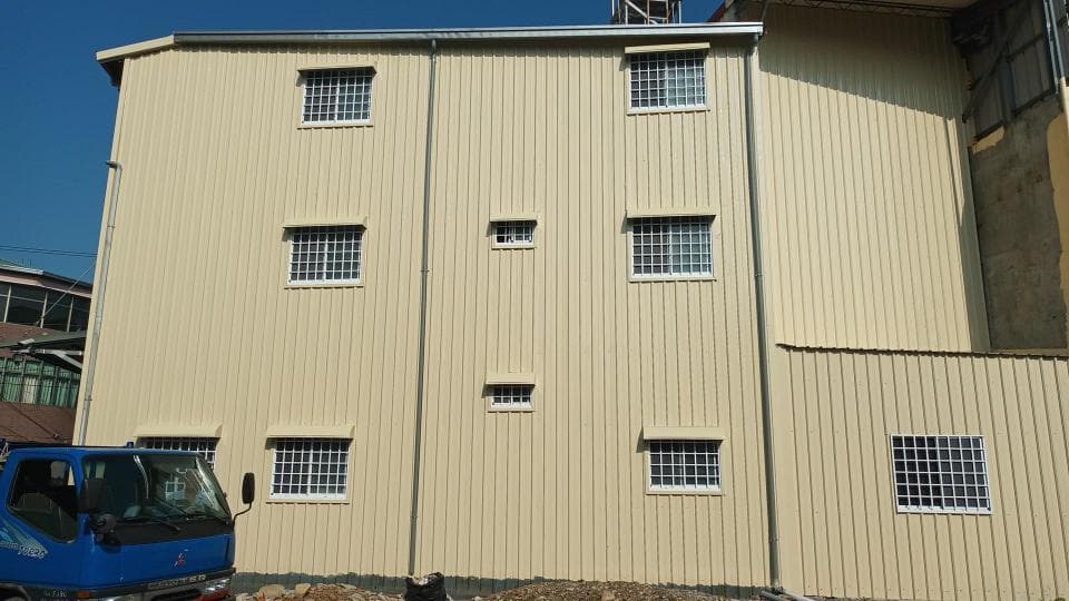 1) 這是一張建築物的照片