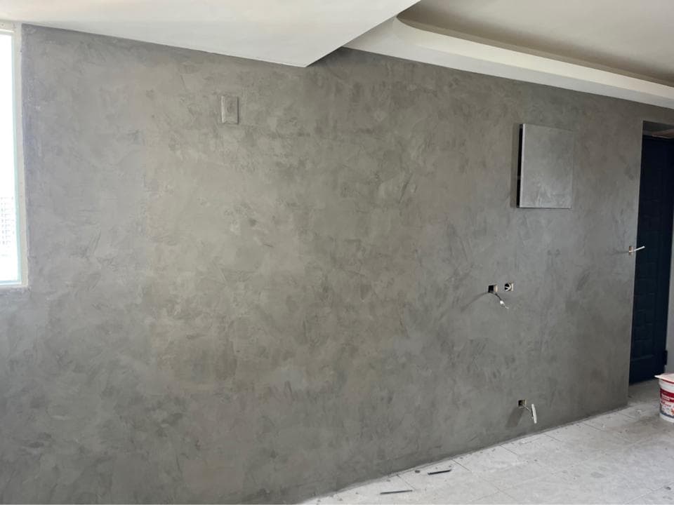 這張照片是一面水泥牆,牆面上有粗糙的紋理,給人一種自然而原始的感覺。