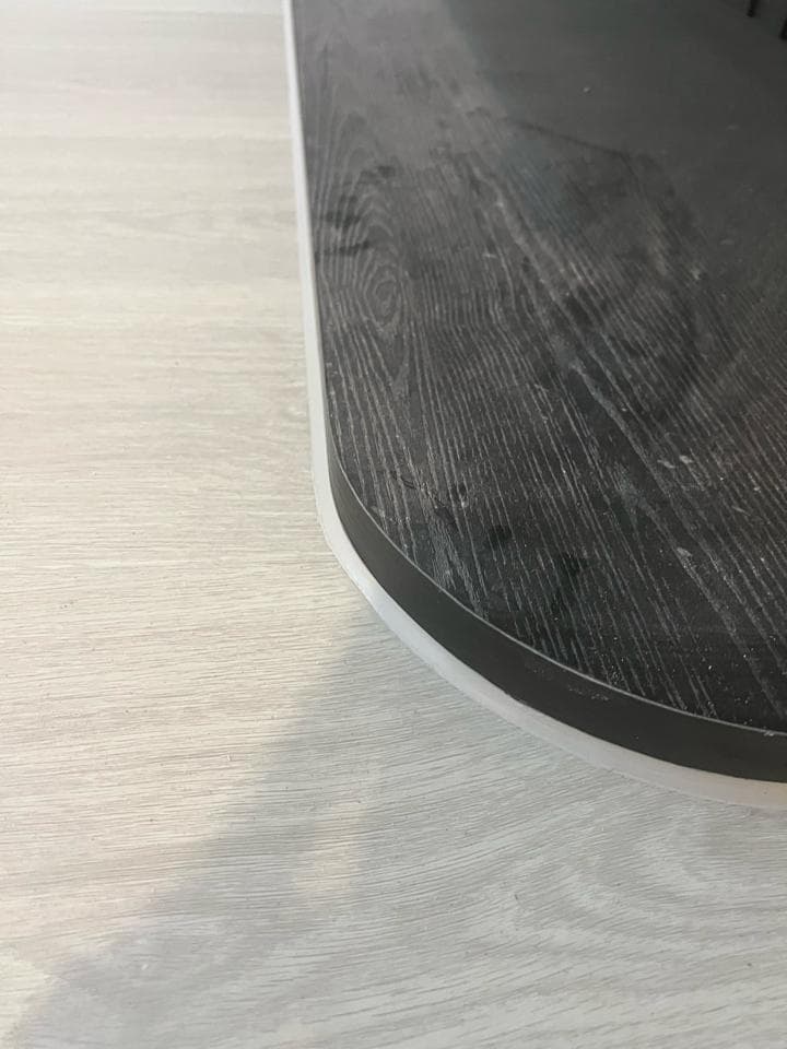 1) 這是一張照片,照片中顯示的是一個黑色木質圓形邊緣,這個邊緣是在白色木質地板上