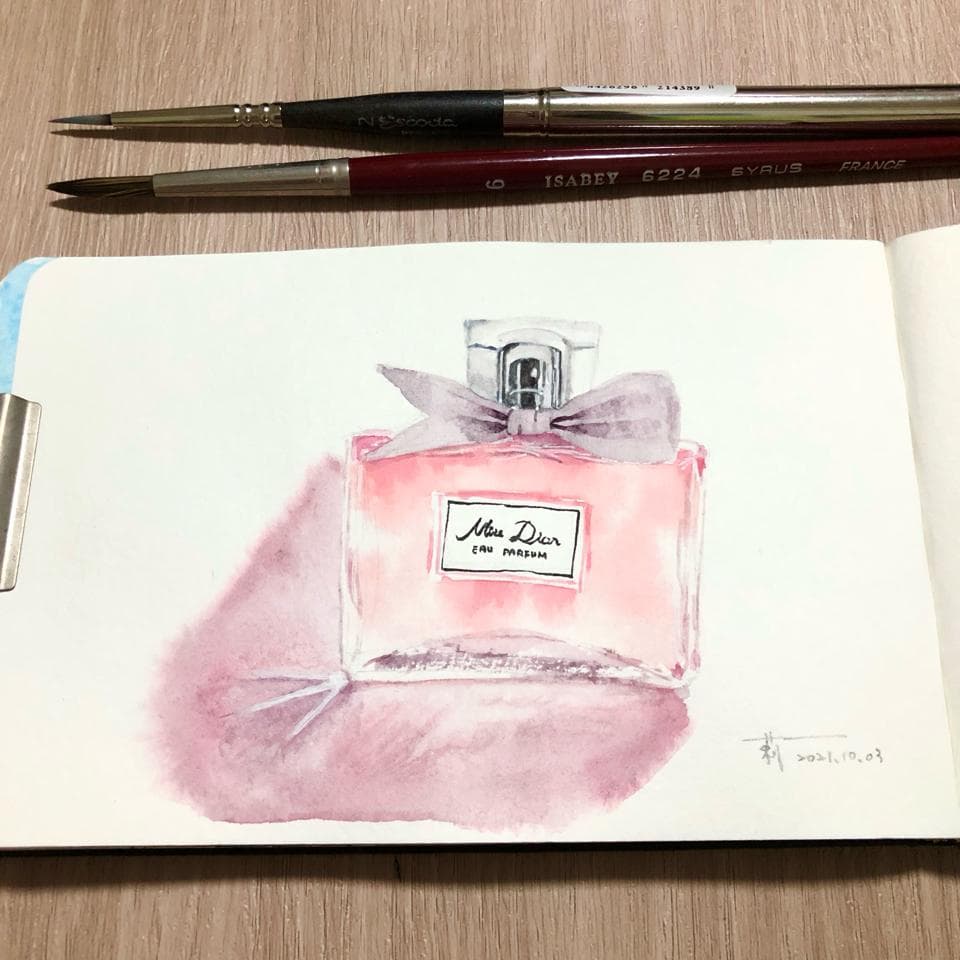 這張照片是一幅水彩畫,畫的是一瓶名為「Miss Dior」的香水。香水瓶是粉紅色的,瓶身上綁著一條紫色的絲帶,看起來非常精緻。