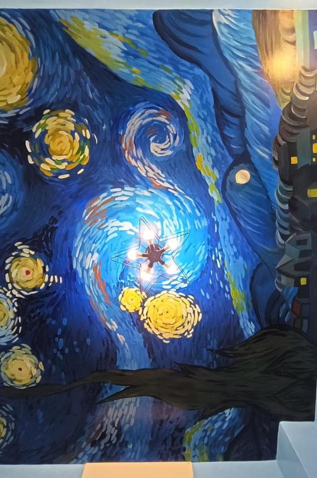 這張「星空」的照片是梵谷著名的畫作,畫中充滿旋轉的星星和明亮的色彩。