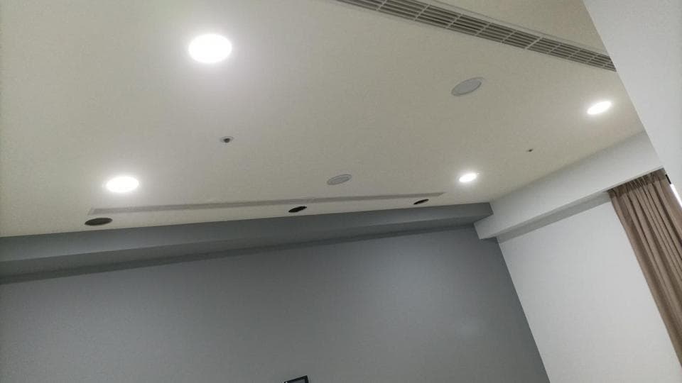 1) 照片顯示一個房間的天花板,天花板是白色的,並且裝了幾個崁燈和一個冷氣出風口