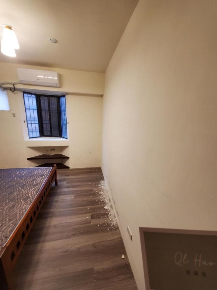 1) 這張照片顯示一個房間,房間裡有一個床,一個窗戶和一個牆壁,牆壁上有塗料剝落