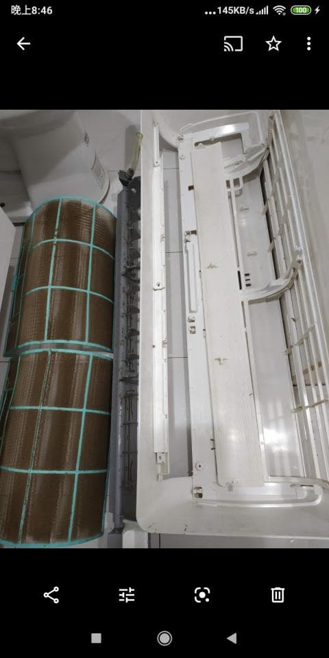 這張照片是一個年輕女子站在白色欄杆旁,她穿著黑色長袖上衣,她的眼神和嘴唇都十分吸引人。