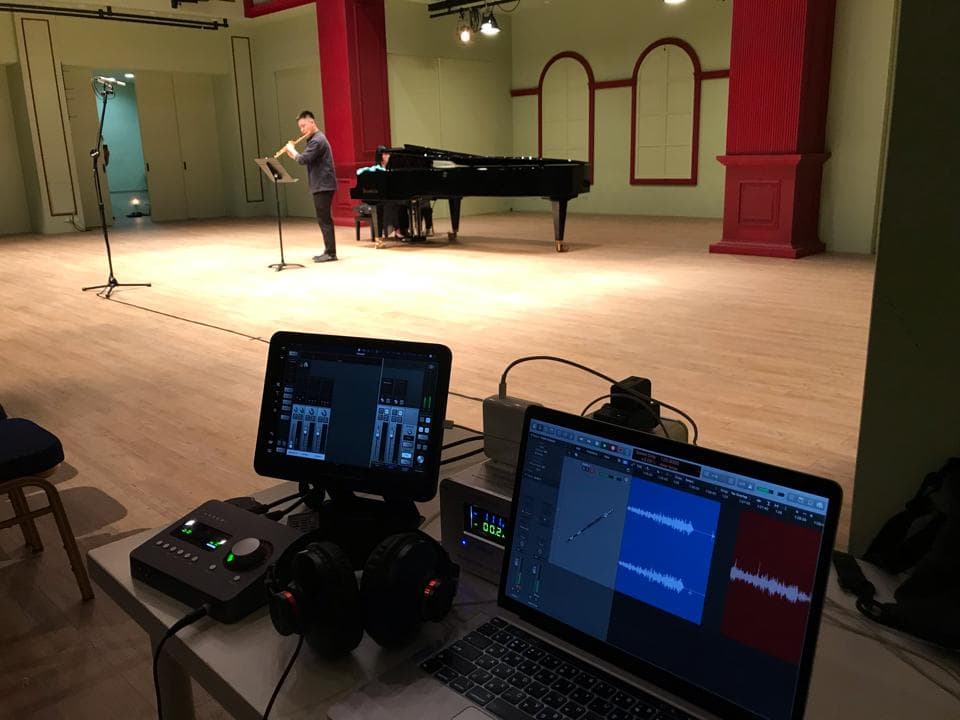 這張照片是「汪汪隊立大功」的商品展示櫃,櫃子上擺放著玩具,還有「汪汪隊立大功」的卡通人物。櫃子底下有「汪汪隊立大功」的卡通人物圖案。