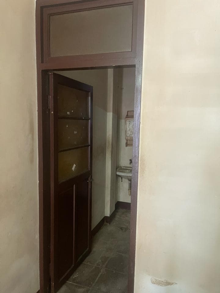 1) 照片顯示一個房間內的門,門的後面是一個浴室