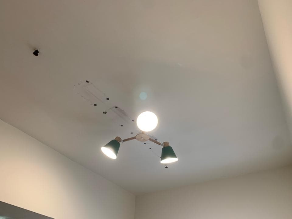 1) 照片顯示一個白色的天花板,天花板上有三盞燈,兩盞燈是綠色的,一盞是白色的