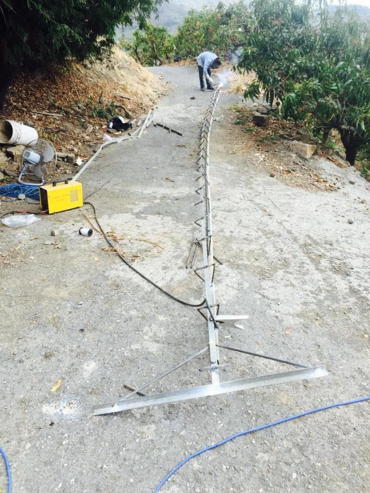 這張照片是一個混凝土路面,路面上有一條金屬條和一些金屬支撐。