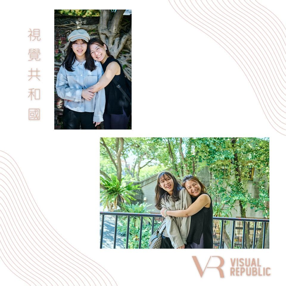 這張照片是兩個女生,她們看起來很開心,她們互相擁抱著,背景是綠樹和藍天。