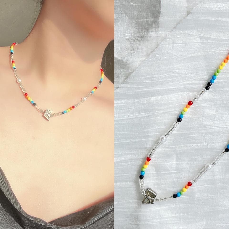 1) 照片展示了一條彩虹色串珠項鍊,項鍊上有金屬蝴蝶吊墜