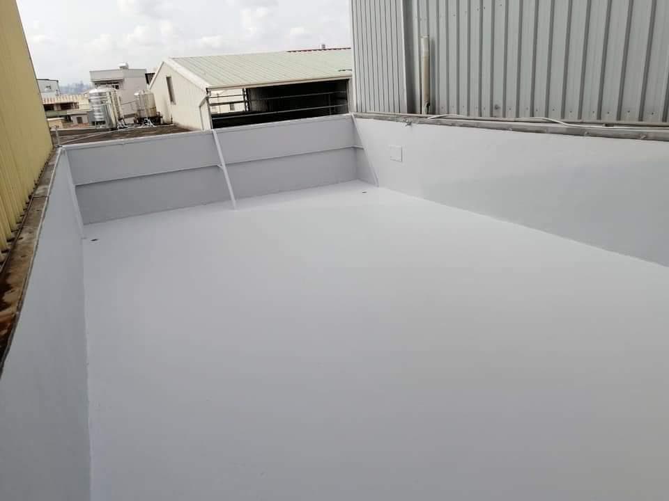 1) 照片顯示一個白色的空游泳池,游泳池的周圍是混凝土牆,游泳池看起來很新