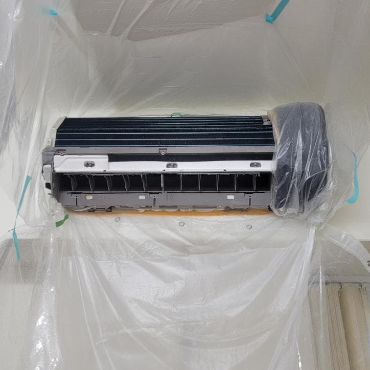 1. 照片顯示一個被塑膠布覆蓋的空調機組