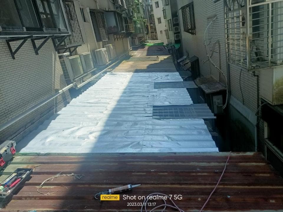 1) 照片顯示一個建築物的天台