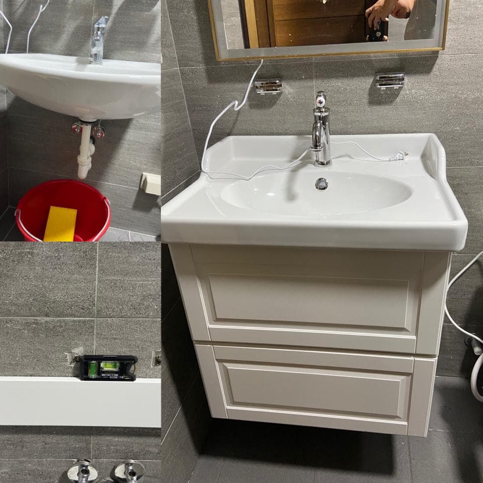 1) 照片顯示一個浴室,上面有一個白色陶瓷洗手台,洗手台有兩個抽屜,左邊的牆上有一個單獨的洗手台