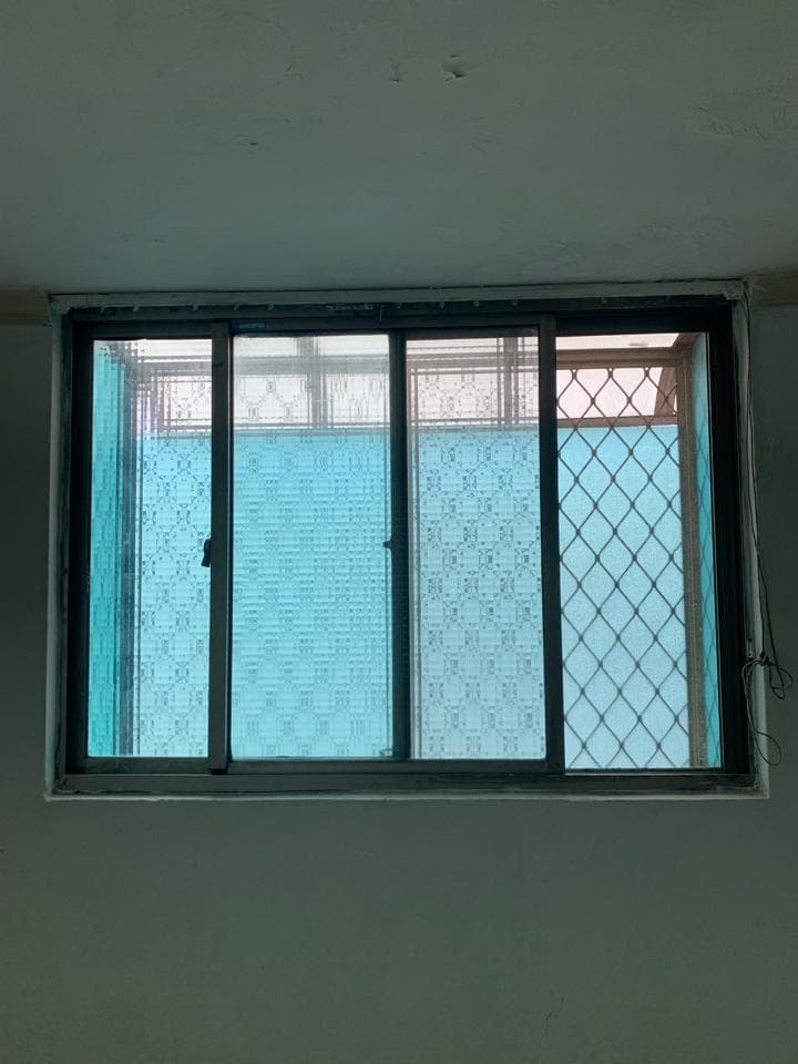 1) 照片顯示一個帶有金屬網格窗戶的窗戶