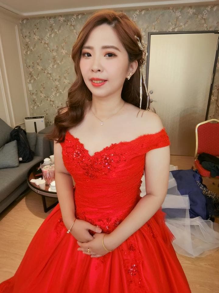 這張照片是一個穿著紅色婚紗的新娘,她看起來很幸福,準備迎接人生的新階段。