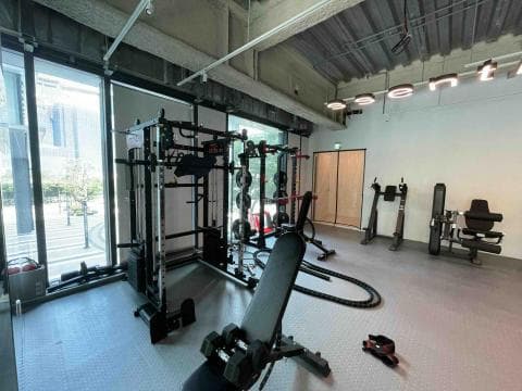 這張照片是一位年輕女子正在演奏大提琴。她專注地看著琴絃,神情認真,手指靈活地在琴絃上跳動,似乎沉浸在音樂的世界中。