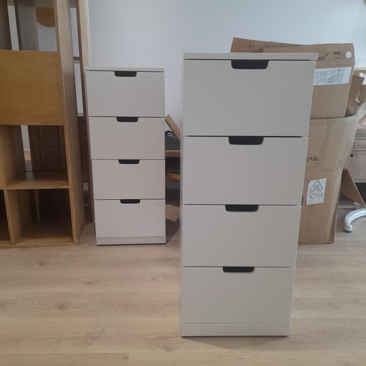 1. 照片中顯示兩個白色抽屜櫃