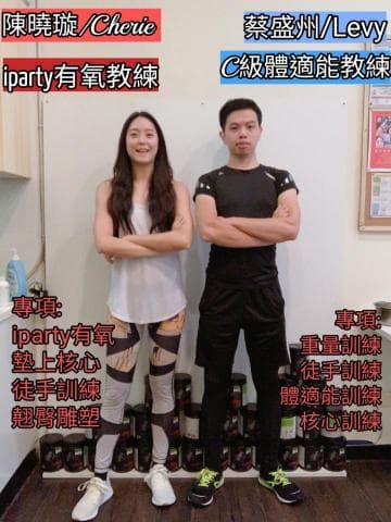 1) 照片中有一名男子站在窗户上,他穿着深色衣服和深色裤子,戴着黄色手套