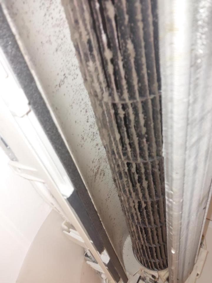 1. 這是一張髒冷氣的照片,冷氣的散熱片上佈滿了灰塵,看起來很髒