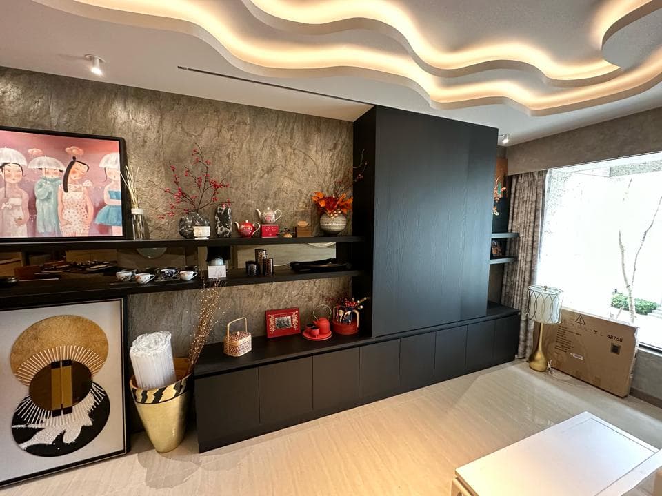 這張照片是一個現代化的客廳,最顯眼的是天花板上的波浪形設計,這種設計給房間帶來一種獨特的流動感,也提升了空間的質感。