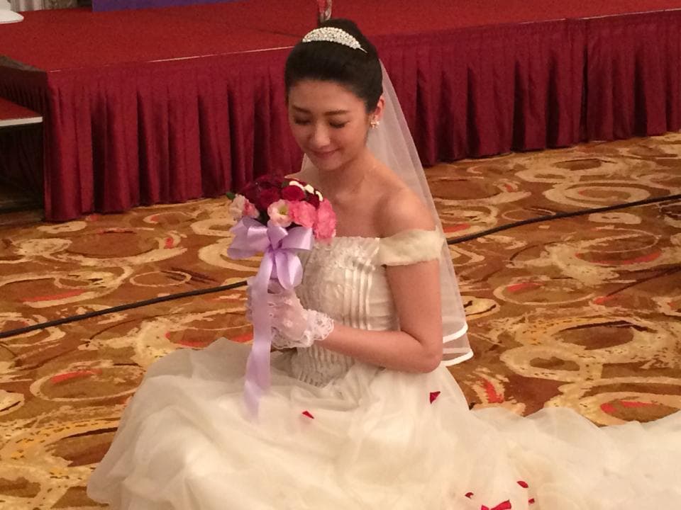 這張「婚禮」的照片是一位穿著白色婚紗的女性,她手持捧花,笑容甜美。