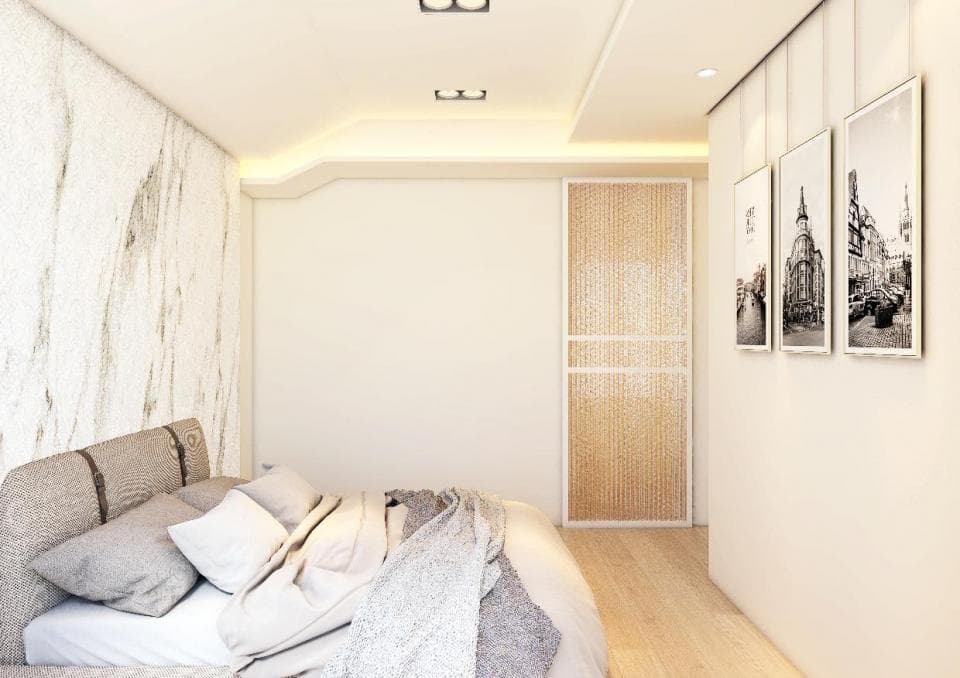 這張「臥室」的照片是一張床,床頭板是皮革的,床頭上有兩個枕頭,床上的被子是灰色的,牆壁上掛著三幅畫。