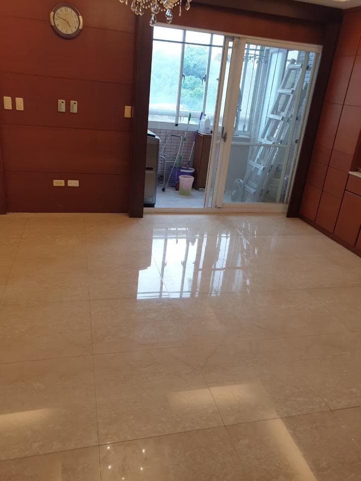 1) 照片顯示一個明亮的室內空間,有著光滑的拋光地板,地板反射著光線,讓它看起來很亮