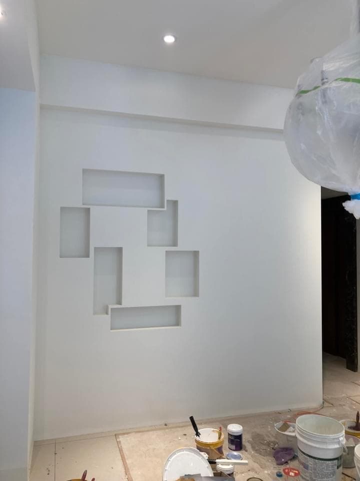 這張「現代客廳」的照片是,一個淺色木地板的客廳,中間放了一張淺綠色的沙發,沙發旁邊有一個淺色的咖啡桌,客廳牆壁上掛著幾幅畫,客廳的左側有一個淺色木櫃。