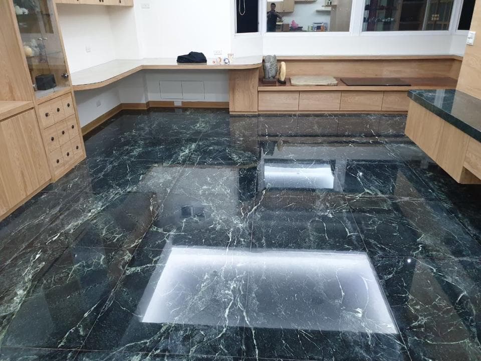 1) 照片顯示一個房間的綠色大理石地板